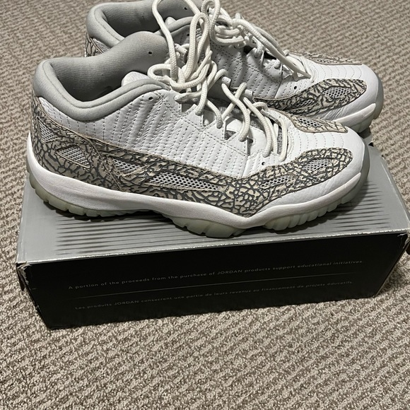 Nike Air Jordan 11 Retro Low 9.5 - Picture 2 of 7